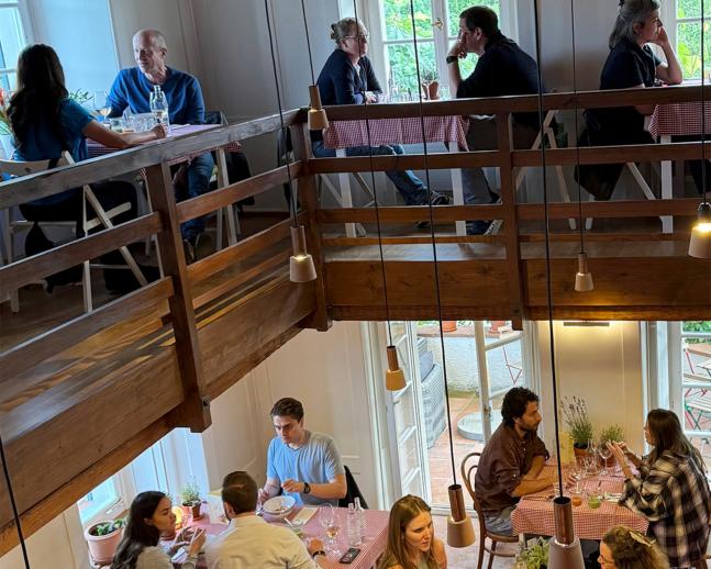 Das renovierte Bauernhaus an der Gsteigstrasse 72 bietet eine intime, charmante Atmosphäre, die sofort Wärme und Gastfreundschaft ausstrahlt.