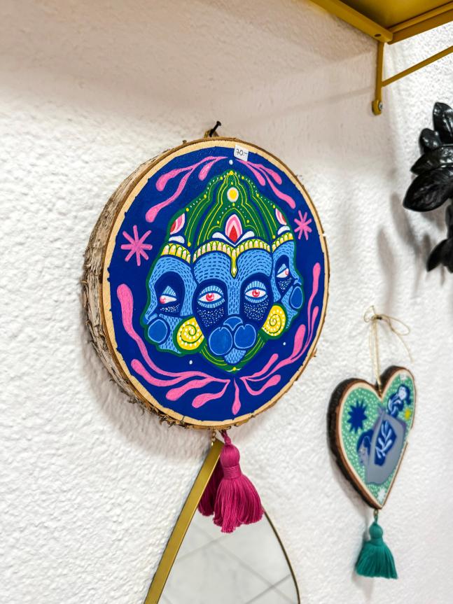 Neben Tattoos widmet sich Kim auch anderen künstlerischen Projekten: Sie malt mit Acryl auf Holz im Auftrag von Kundschaft, arbeitet digital an Bildern für Leinwände und lebt ihre Freude an Formen und Farben auf vielfältige Weise aus.