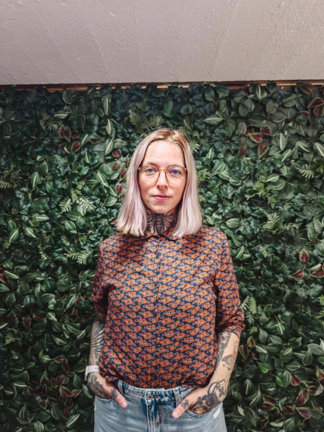 Seit Mai 2025 hat Höngg ein neues Atelier, das Kunst, Individualität und Handwerk vereint: Kalā Atelier – Kim Rossini Tattoo & Artwork an der Limmattalstrasse 167.