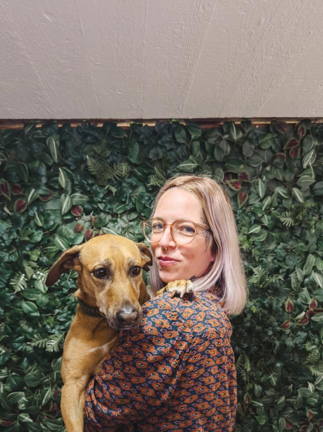 Besonders wichtig ist Kim, dass ihre Arbeit auch ihrer Lebensweise entspricht. Sie arbeitet vegan, achtet bei Farben, Pflegeprodukten und Empfehlungen auf einen konsequenten Kreislauf.