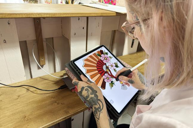 Neben Tattoos widmet sich Kim auch anderen künstlerischen Projekten: Sie malt mit Acryl auf Holz im Auftrag von Kundschaft, arbeitet digital an Bildern für Leinwände und lebt ihre Freude an Formen und Farben auf vielfältige Weise aus.