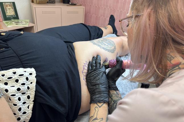 Neben Tattoos widmet sich Kim auch anderen künstlerischen Projekten: Sie malt mit Acryl auf Holz im Auftrag von Kundschaft, arbeitet digital an Bildern für Leinwände und lebt ihre Freude an Formen und Farben auf vielfältige Weise aus.