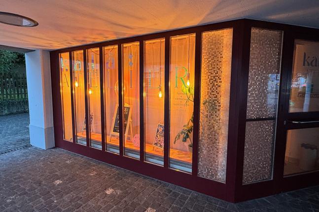 Neben Tattoos widmet sich Kim auch anderen künstlerischen Projekten: Sie malt mit Acryl auf Holz im Auftrag von Kundschaft, arbeitet digital an Bildern für Leinwände und lebt ihre Freude an Formen und Farben auf vielfältige Weise aus.