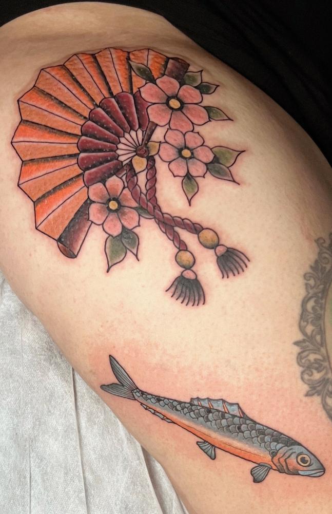 Kims Stil ist unverkennbar: Neo-Traditional Tattoos mit kräftigen Outlines, leuchtenden Farben und feinen Details.