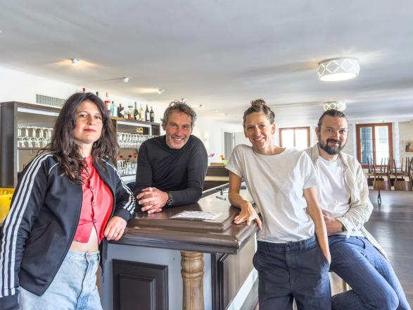 Präsenz markiert: Das Logo auf der Fahne des Nistplatz an der Mühlehalde.