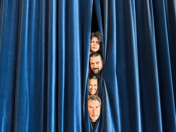 . Der Charme des Hauses ist spürbar – hier wird nicht nur Theater angedacht, hier entsteht etwas. Das fünfköpfige Kernteam – Lukas, Deborah, Frederike, Matthias und weitere Mitwirkende – führt uns durch die Räume, die aktuell auch als Co-Working-Space und temporäre Bar genutzt werden.