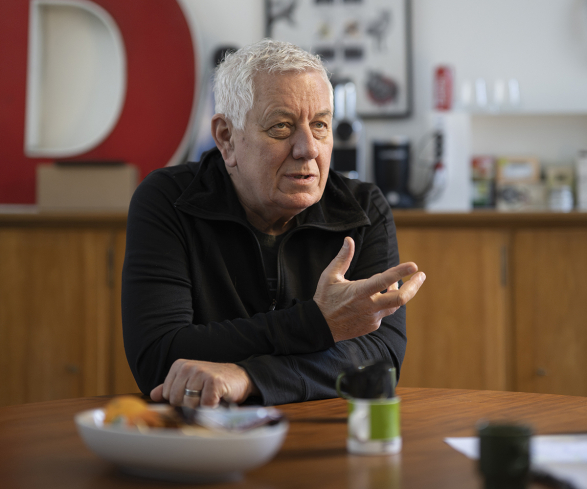 Es ist kein Interview im klassischen Sinn, eher ein Gespräch, wie es gut zu ihm passt: offen, ruhig, ohne Eile.