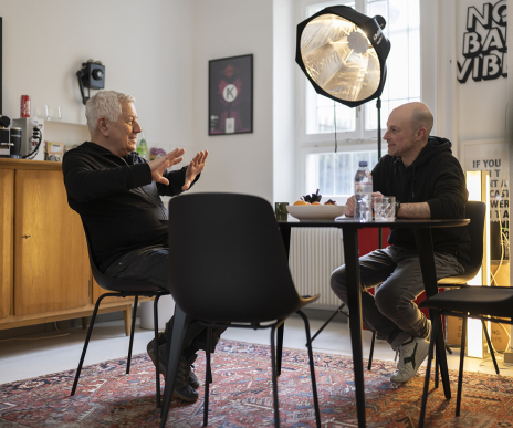 Es ist kein Interview im klassischen Sinn, eher ein Gespräch, wie es gut zu ihm passt: offen, ruhig, ohne Eile.